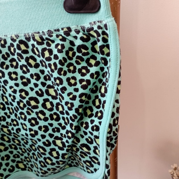 ✨FREE WITH PURCHASE✨ Animal Print Pyjama Shorts - Picture 3 of 17